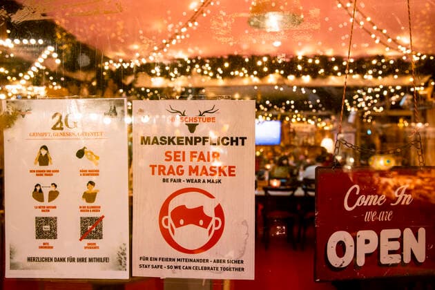 News Themen der Woche KW51 News Bilder des Tages Hinweise auf 2G Regeln und Tragen einer Maske in dem Weihnachtsmarkt am Breitscheidplatz in Berlin am 23. Dezember 2021. Weihnachsteinkaeufe in Berlin *** References to 2G rules and wearing a mask in the Christmas market at Breitscheidplatz in Berlin on December 23, 2021 Weihnachsteinkaeufe in Berlin