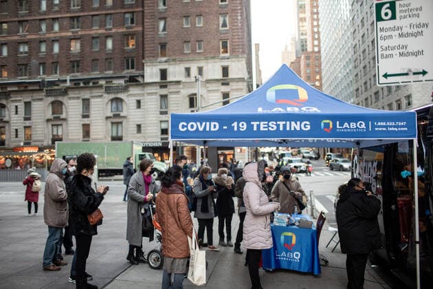 Covid Cases Increase In New York People waits in long lines to be tested for Covid-19 as New York city experiences the highest daily cases as Omicron varient dominates since the start of the pandemics. New York United States  Copyright: xJashimxSalamx originalFilename: salam-notitle200822_npBT6.jpg