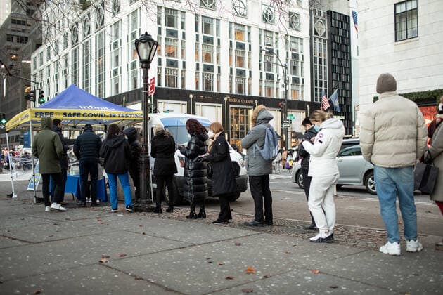 Covid Cases Increase In New York People waits in long lines to be tested for Covid-19 as New York city experiences the highest daily cases as Omicron varient dominates since the start of the pandemics. New York United States  Copyright: xJashimxSalamx originalFilename: salam-notitle200822_np27S.jpg