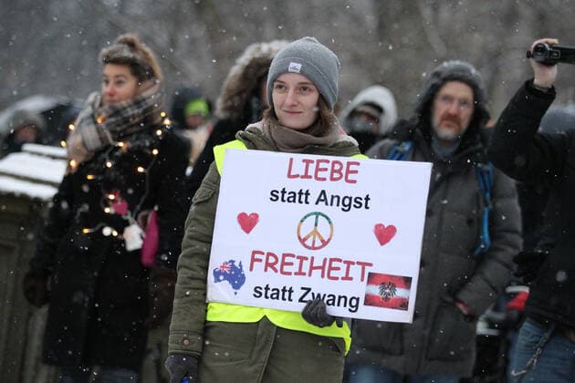 Demonstration von Kritikern der Corona-Maßnahmen und Gegnern der Impfpflicht unter dem Motto: Wir vereint . Nach einer Kundgebung an der Mundsburger Brücke in Hohenfelde setzte sich der Demonstrationszug in Richtung Uhlenhorst entlang des Einkaufszentrums Hamburger Meile in Bewegung. Mehrere Mannschaftswagen der Polizei begleiteten die Demonstranten. Es gab Gegenprotest von einigen Aktivisten der Antifa. Rund 150 Teilnehmer protestierten gegen die Corona-Maßnahmen. Hohenfelde Hamburg