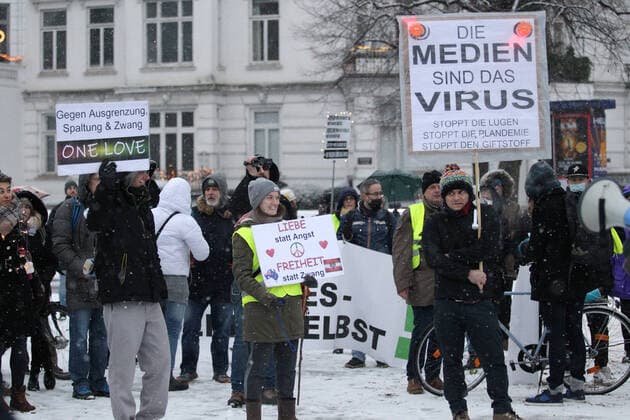 News Themen der Woche KW51 News Bilder des Tages Demonstration von Kritikern der Corona-Maßnahmen und Gegnern der Impfpflicht unter dem Motto: Wir vereint . Nach einer Kundgebung an der Mundsburger Brücke in Hohenfelde setzte sich der Demonstrationszug in Richtung Uhlenhorst entlang des Einkaufszentrums Hamburger Meile in Bewegung. Mehrere Mannschaftswagen der Polizei begleiteten die Demonstranten. Es gab Gegenprotest von einigen Aktivisten der Antifa. Rund 150 Teilnehmer protestierten gegen die Corona-Maßnahmen. Hohenfelde Hamburg *** Demonstration of critics of the Corona Measures and opponents of compulsory vaccination under the motto We United After a rally at the Mundsburg Bridge in Hohenfelde, the demonstration marched in the direction of Uhlenhorst along the shopping center H