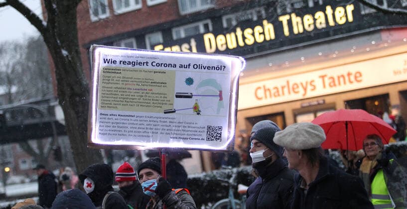 Demonstration von Kritikern der Corona-Maßnahmen und Gegnern der Impfpflicht unter dem Motto: Wir vereint . Nach einer Kundgebung an der Mundsburger Brücke in Hohenfelde setzte sich der Demonstrationszug in Richtung Uhlenhorst entlang des Einkaufszentrums Hamburger Meile in Bewegung. Mehrere Mannschaftswagen der Polizei begleiteten die Demonstranten. Es gab Gegenprotest von einigen Aktivisten der Antifa. Rund 150 Teilnehmer protestierten gegen die Corona-Maßnahmen. Uhlenhorst Hamburg