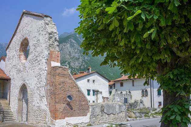 Ruinen der beim Erdbeben von 1976 eingestürzten Kirche, Venzone, Provinz Udine, Italien, Europa *** Ruins of the church that collapsed in the 1976 earthquake, Venzone, Province of Udine, Italy, Europe Copyright: imageBROKER ChristianxHandl ibxhan07195177.jpg