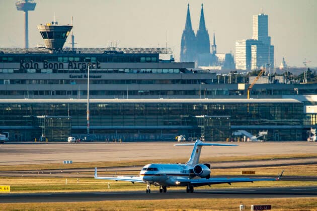 Flugzeug der Flugbereitschaft BMvG, der Bundesluftwaffe, Typ Bombardier Global 6000, landet auf dem Flughafen Köln-Bonn, CGN, Runway 14L 32R, Kulisse mit Kölner Dom, Köln, NRW, Deutschland, Flughafen Köln-Bonn *** Aircraft of the Bundesluftwaffe, type Bombardier Global 6000, landing at Cologne Bonn Airport, CGN, Runway 14L 32R, backdrop with Cologne Cathedral, Cologne, NRW, Germany, Cologne Bonn Airport