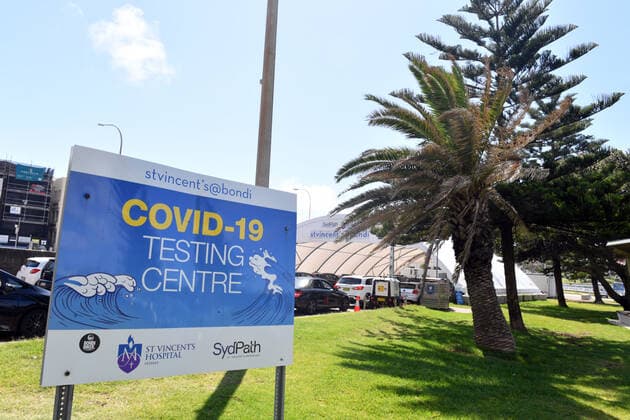 Coronavirus, Eindrücke aus Australien NSW CORONAVIRUS COVID19, Members of the public queue for Covid19 PCR tests at a clinic at Bondi Beach in Sydney, Friday, December 24, 2021. Indoor mask wearing, compulsory QR code check-ins and other restrictions lifted in NSW on December 15 will be reintroduced amid a record spike in virus cases. ( NO ARCHIVING, EDITORIAL USE ONLY, NO USE IN BOOKS WITHOUT CONSENT SYDNEY NSW AUSTRALIA  Copyright: xMICKxTSIKASx 20211224001608823884