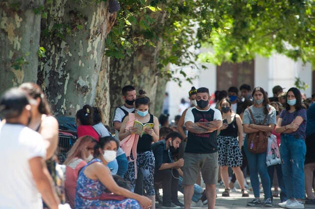 December 23, 2021, Cordoba Capital, Cordoba, ARGENTINA: Due to the advancement of the omicron variant, before the end of the year festivities, thousands of Cordobans queue up at the testing centers, waiting up to eight hours, to be tested for the RT-PCR Covid-19 coronavirus. Cordoba Capital ARGENTINA - ZUMAb196 20211223_zip_b196_001 Copyright: xDanielxBustosx