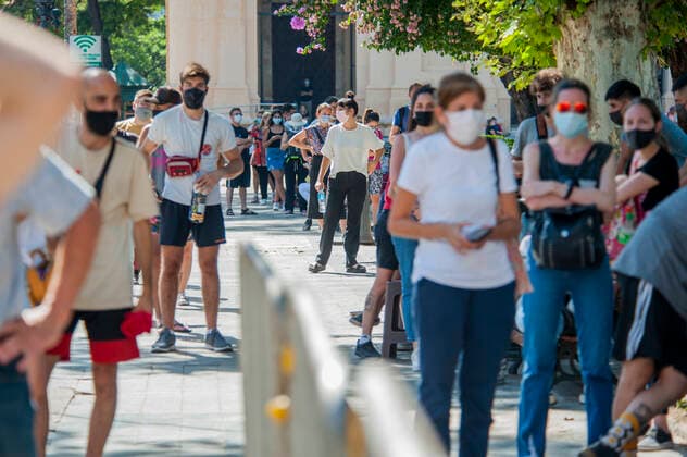 December 23, 2021, Cordoba Capital, Cordoba, ARGENTINA: Due to the advancement of the omicron variant, before the end of the year festivities, thousands of Cordobans queue up at the testing centers, waiting up to eight hours, to be tested for the RT-PCR Covid-19 coronavirus. Cordoba Capital ARGENTINA - ZUMAb196 20211223_zip_b196_009 Copyright: xDanielxBustosx