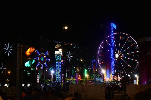 Mexiko, weihnachtlicher Lichterglanz in Mexiko-Stadt Christmas Enlightened Village MEXICO CITY, MEXICO - DECEMBER 23, 2021: Tourists take advantage of the holidays to visit the enlightened villa installed in the Mexico City downtown so that people can enjoy the tourist attractions during the Christmas season. On December 13, 2021 in Mexico City, Mexico. (Photo by Iliana Suarez Eyepix Group) Copyright: xIlianaxSuarezx xEyepixxGroupx EYEPIXGROUP_IS_23122021_21854