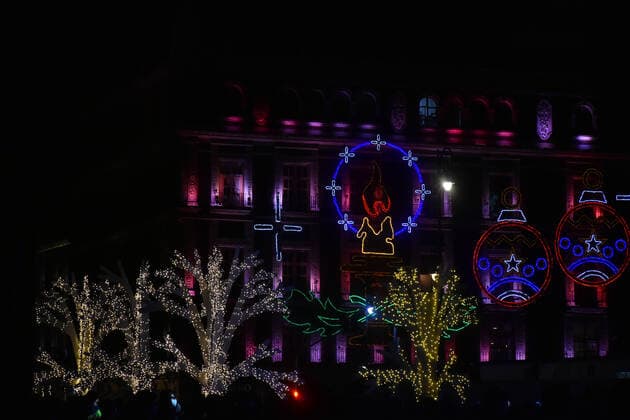 Mexiko, weihnachtlicher Lichterglanz in Mexiko-Stadt Christmas Enlightened Village MEXICO CITY, MEXICO - DECEMBER 23, 2021: Tourists take advantage of the holidays to visit the enlightened villa installed in the Mexico City downtown so that people can enjoy the tourist attractions during the Christmas season. On December 13, 2021 in Mexico City, Mexico. (Photo by Iliana Suarez Eyepix Group) Copyright: xIlianaxSuarezx xEyepixxGroupx EYEPIXGROUP_IS_23122021_21858