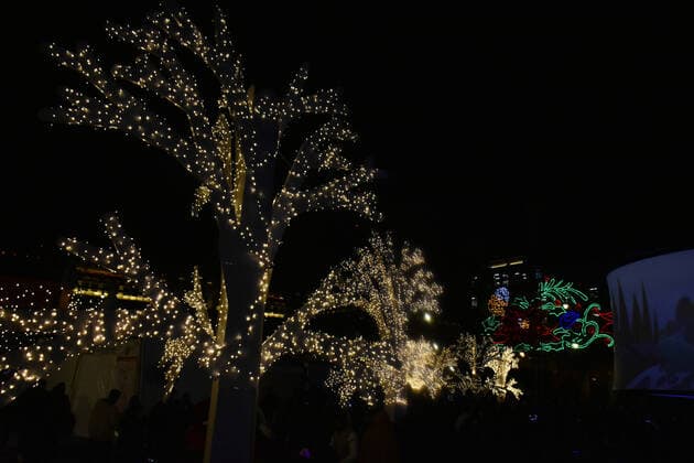Mexiko, weihnachtlicher Lichterglanz in Mexiko-Stadt Christmas Enlightened Village MEXICO CITY, MEXICO - DECEMBER 23, 2021: Tourists take advantage of the holidays to visit the enlightened villa installed in the Mexico City downtown so that people can enjoy the tourist attractions during the Christmas season. On December 13, 2021 in Mexico City, Mexico. (Photo by Iliana Suarez Eyepix Group) Copyright: xIlianaxSuarezx xEyepixxGroupx EYEPIXGROUP_IS_23122021_21865