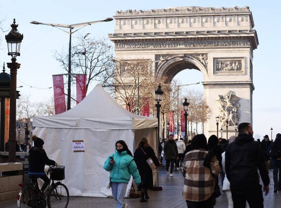 Coronavirus, Eindrücke aus Paris (211224) -- PARIS, Dec. 24, 2021 -- People walk near a fast COVID-19 testing tent near the Arc de Triomphe in Paris, France, Dec. 23, 2021. ) FRANCE-PARIS-COVID-19-DAILY LIFE GaoxJing 