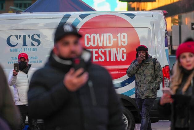 Coronavirus Emergency in New York City People wait in long lines in Times Square to get tested for Covid-19 on December 23, 2021 in New York City. New York City, which was initially overwhelmed by the Covid pandemic, has once again seen case numbers surge as the new omicron variant becomes dominant. Positivity rates in the city now stand at 8.41% with hospitalizations down slightly. New York NY United States  Copyright: xJohnxNacionx originalFilename: nacion-ascovidc211223_nphuE.jpg