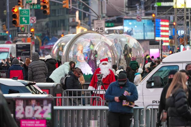 Coronavirus Emergency in New York City A view of the Show Globes installation in Time Square on December 23, 2021 in New York City. The holiday season, which drives large profits for the live theatre industry, was expected to continue at full capacity, but a surge in omicron variant cases across New York State and within the company have closed shows. Nine Broadway shows have announced cancelled performances due to a surge in COVID-19 cases. New York NY United States  Copyright: xJohnxNacionx originalFilename: nacion-waveofli211223_npLOG.jpg