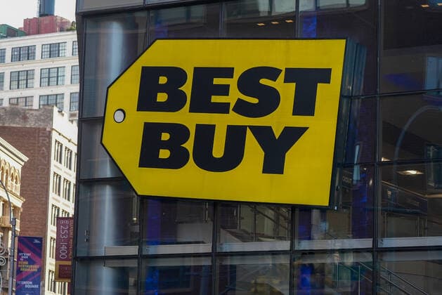 Coronavirus Emergency in New York City A Best Buy store in New York, U.S., on Thursday, December 23, 2021. Consumers are finding some of the least-generous Black Friday and Cyber Week deals on record because of inflation, robust demand and diminished product availability. New York NY United States  Copyright: xJohnxNacionx originalFilename: nacion-shoppers211223_npfzL.jpg