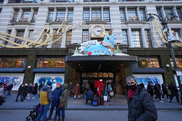 Coronavirus Emergency in New York City Pedestrians view the holiday windows at the Macy s Inc. flagship department store in the Herald Square area of New York, U.S., on Thursday, Dec. 23, 2021. U.S. retail sales strengthened from Nov. 3-23, rising 15.5% as an earlier holiday push, and concern over product shortages, may have pulled forward demand. New York NY United States  Copyright: xJohnxNacionx originalFilename: nacion-newyorkc211223_npLpI.jpg