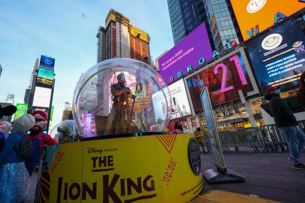 Coronavirus Emergency in New York City A view of the Show Globes installation in Time Square on December 23, 2021 in New York City. The holiday season, which drives large profits for the live theatre industry, was expected to continue at full capacity, but a surge in omicron variant cases across New York State and within the company have closed shows. Nine Broadway shows have announced cancelled performances due to a surge in COVID-19 cases. New York NY United States  Copyright: xJohnxNacionx originalFilename: nacion-waveofli211223_npXKU.jpg