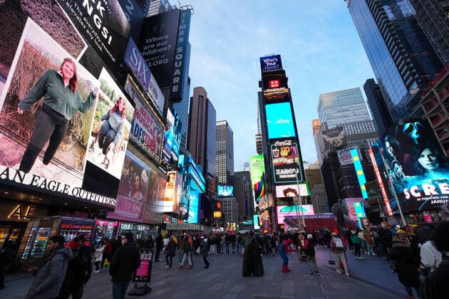 Coronavirus Emergency in New York City A view of people n Time Square on December 23, 2021 in New York City. The holiday season, which drives large profits for the live theatre industry, was expected to continue at full capacity, but a surge in omicron variant cases across New York State and within the company have closed shows. Nine Broadway shows have announced cancelled performances due to a surge in COVID-19 cases. New York NY United States  Copyright: xJohnxNacionx originalFilename: nacion-waveofli211223_npofY.jpg