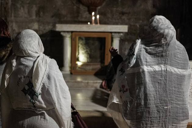 News Themen der Woche KW51 Jerusalem, Gläubige in der Grabeskirche December 24, 2021, Jerusalem, Israel: Women pray at the Chapel of the Division of the Raiment in the Church of the Holy Sepulchre on the day before Christmas. Pilgrims and visitors to the church are few due to the Omicron threat and COVID-19 travel restrictions. Jerusalem Israel - ZUMAa126 20211224_zap_a126_002 Copyright: xNirxAlonx