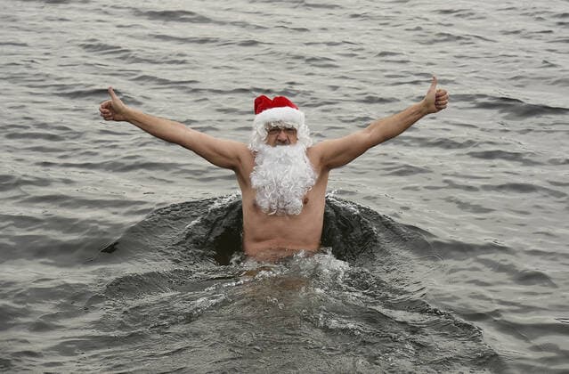Entertainment Themen der Woche KW51 Entertainment Bilder des Tages A man in Santa Claus costume gestures during winter swimming at Karvina Sea reservoir, Czech Republic, on December 24, 2021. (CTKxPhoto DrahoslavxRamik) CTKPhotoF202112240415601 