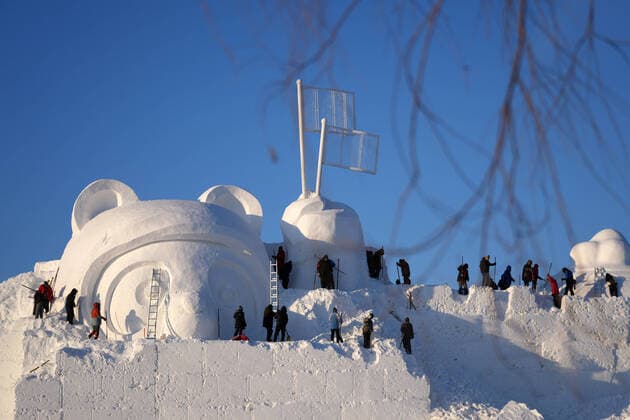 Entertainment Themen der Woche KW51 Entertainment Bilder des Tages (211224) -- HARBIN, Dec. 24, 2021 -- Snow sculptors work on the main snow sculpture at the 34th Harbin Sun Island International Snow Sculpture Art Exposition in Harbin, northeast China s Heilongjiang Province, Dec. 24, 2021. ) CHINA-HEILONGJIANG-HARBIN-SNOW SCULPTURE-EXPO (CN) WangxJianwei 
