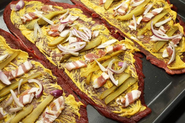 Rinderrouladen - Weihnachten - Weihnachtszeit -Weihnachtsküche - Winterzeit - Herleshausen, Deutschland, DEU, Germany, GER, 23.12.20201 - Herleshausen: Rouladen, ein traditionelles gewickeltes Fleischgericht, wird besonders an Feier- und Festtagen zubereitet. Hier werden für die Zubereitung der Füllung, Zwiebeln, Gurken, Senf und Speck in einer köstlichen Rotweinsoße mit Röstgemüse verwendet. Für die Rouladen werden meist große geschnittene Scheiben aus der Rinderkeule, der Oberschale, der Unterschale, dem Dickem Bug, dem Eckschwanzstück oder Kugel eines Rindes verwendet. *** Rinderrouladen Christmas Weihnachtszeit Weihnachtsküche Winterzeit Herleshausen, Germany, DEU, Germany, GER, 23 12 20201 Herleshausen Rouladen, a traditional wrapped
