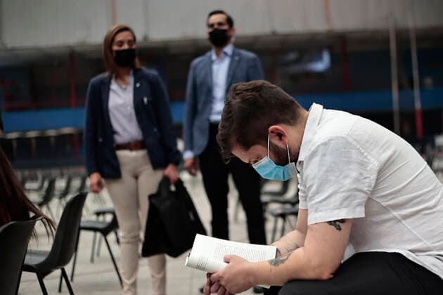 Santiago, December 24, 2021 President-elect Gabriel Boric receives the third booster dose of the vaccine against Covid 19 Karin Pozo Pool Aton Chile, Santiago Chile Aton 571511  Copyright: KARINxPOZO POOL ATONxCHILE
