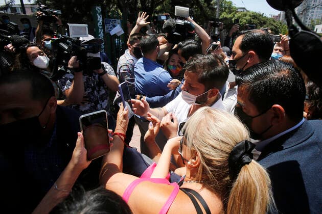 Santiago, December 24, 2021 President-elect Gabriel Boric receives the third booster dose of the Covid 19 vaccine Jonnathan Oyarzun Aton Chile, Santiago Chile Aton Chile Aton 571513  Copyright: JONNATHANxOYARZUN ATONxCHILE