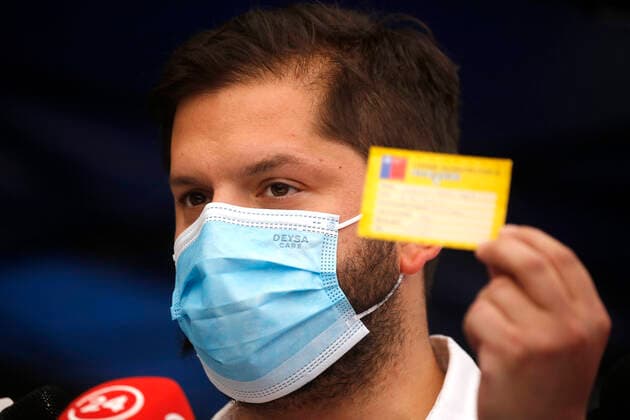 Santiago, December 24, 2021 President-elect Gabriel Boric receives the third booster dose of the Covid 19 vaccine Jonnathan Oyarzun Aton Chile, Santiago Chile Aton Chile Aton 571525  Copyright: JONNATHANxOYARZUN ATONxCHILE