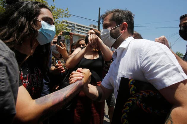 Santiago, December 24, 2021 President-elect Gabriel Boric receives the third booster dose of the Covid 19 vaccine Jonnathan Oyarzun Aton Chile, Santiago Chile Aton Chile Aton 571550  Copyright: JONNATHANxOYARZUN ATONxCHILE