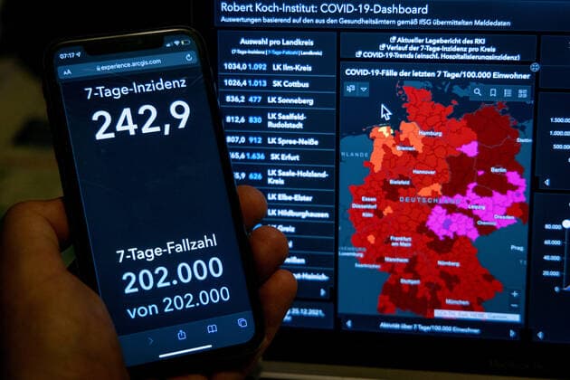 News Bilder des Tages Coronavirus in Deutschland - Covid-19-Dashboard des Robert Koch-Institut 25.12.2021: Robert Koch-Institut: 7-Tage-Inzidenz 242,9. 7-Tage-Fallzahl 202.000. COVID-19-Fälle 6.981.281. Zugang um 22.214 gegenüber dem Vortag. COVID-19-Todesfälle 110.276. Zugang um 157 gegenüber dem Vortag. Hinweis des RKI: Während der Feiertage ist zu beachten, dass mit einer geringeren Test- und Meldeaktivität zu rechnen ist. Die im Dashboard ausgewiesenen Daten ergeben ein unvollständiges Bild.