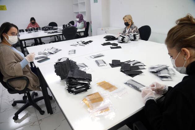 (211224) -- ANKARA, Dec. 24, 2021 -- People work at a mask factory in Ankara, Turkey, on Dec. 24, 2021. Turkey on Friday reported 18,910 new COVID-19 cases, raising its tally of infections to 9,266,516, according to its health ministry. (Photo by Xinhua) TURKEY-ANKARA-MASK FACTORY MustafaxKaya