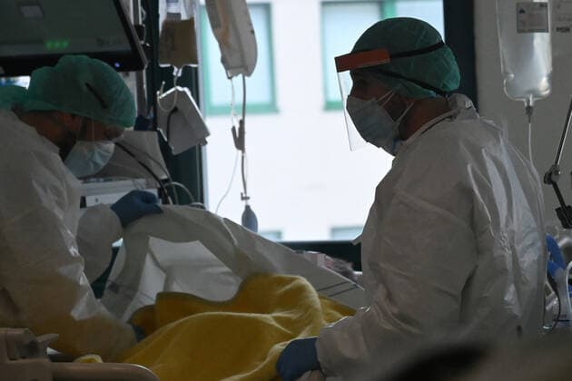 (211224) -- BOLOGNA (ITALY), Dec. 24, 2021 -- Medical staff work in a COVID-19 intensive care unit at a hospital in Bologna, Italy, on Dec. 24, 2021. Italy on Thursday tightened anti-pandemic rules for the Christmas and New Year holidays amid concerns over rising Omicron cases across the country. (Photo by Xinhua) ITALY-BOLOGNA-COVID-19-HOSPITAL GiannixSchicchi 