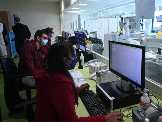 (211224) -- BOLOGNA (ITALY), Dec. 24, 2021 -- Medical staff work outside a COVID-19 intensive care unit at a hospital in Bologna, Italy, on Dec. 24, 2021. Italy on Thursday tightened anti-pandemic rules for the Christmas and New Year holidays amid concerns over rising Omicron cases across the country. (Photo by Xinhua) ITALY-BOLOGNA-COVID-19-HOSPITAL GiannixSchicchi 