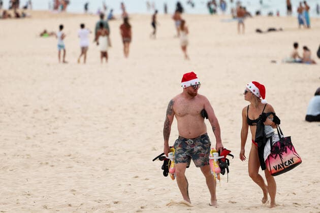 News Themen der Woche KW51 CHRISTMAS DAY BONDI BEACH, Beachgoers are seen on the sand during Christmas Day at Bondi Beach in Sydney, Saturday, December 25, 2021. ( NO ARCHIVING, EDITORIAL USE ONLY, NO USE IN BOOKS WITHOUT CONSENT SYDNEY NSW AUSTRALIA  Copyright: xPAULxBRAVENx 20211225001608968451
