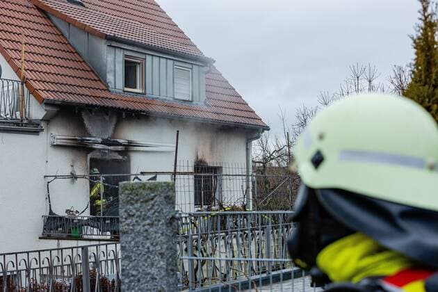 News Themen der Woche KW51 News Bilder des Tages Drama an Weihnachten: Mindestens ein Toter bei Gebäudebrand in Freiberg. Weitere Verletzte und vermisste Personen derzeit 25.12.2021: Am heutigen 25.12.2021 kam es am Vormittag gegen 10Uhr zu einem tödlichen Brand in Freiberg am Neckar in der Silcherstraße. Eine weitere vermisste Person wird derzeit noch im Gebäude gesucht. Eine weitere Person wurde schwer verletzt, diese kam mit einem Rettungshubschrauber in die Klinik, ein Feuerwehrmann wurde ebenfalls verletzt, so die Einsatzleitung vor Ort. Das Feuer ist derzeit gelöscht, es wird aktuell noch nach einer weiteren Person das Gebäude abgesucht. Die Feuerwehren sind in einem Großaufgebot derzeit Vorort. Die Feuerwehren Freiberg am Neckar, Ludwigsburg, Benningen, Pleidelsheim sowie der Kreis
