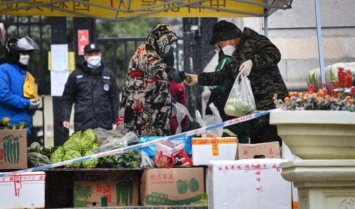 (211225) -- XI AN, Dec. 25, 2021 -- A vegetable market is set up at the entrance of a residential area under quarantine in Xi an, northwest China s Shaanxi Province, Dec. 25, 2021. Xi an imposed closed-off management for communities and villages on Thursday in an effort to curb the spread of the latest COVID-19 resurgence. More than 3,000 nucleic acid testing sites in Xi an are working simultaneously to provide services for residents in communities and on roadsides. Tens of thousands of frontline workers and volunteers are working against the clock to contain the virus. To swiftly contain the spread of the virus, local authorities have rolled out urgent measures while ensuring the city s residents have access to daily necessities. 