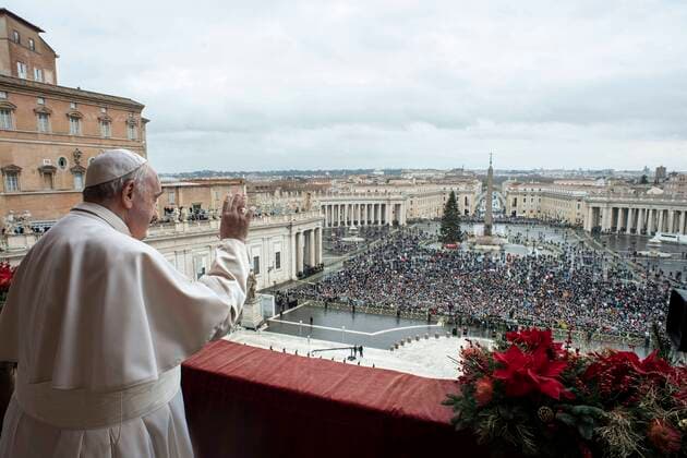 Bilder des Jahres 2021, News 12 Dezember News Themen der Woche KW51 News Bilder des Tages Italy, Rome, Vatican, 2021 12 25. Pope Francis waves to the gathered faithful following his Christmas Urbi et Orbi blessing in St. Peter s Square at The Vatican. Photograph by Vatican Media Catholic Press Photo . RESTRICTED TO EDITORIAL USE - NO MARKETING - NO ADVERTISING CAMPAIGNS.  Copyright: xVATICANxMEDIAx xIPAx xVaticanxMediax