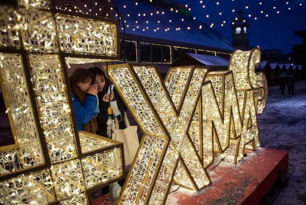 December 25, 2021, Ottawa, ON, CAN: People look at the photos they have taken in front of a display of holiday lights at Lansdowne Park in Ottawa, on Christmas Day, Saturday, Dec. 25, 2021. Ottawa CAN  - ZUMAc35_ 20211225_zaf_c35_018 Copyright: xJustinxTangx