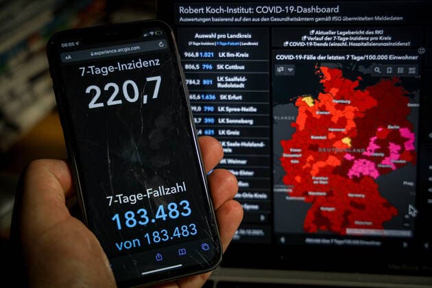Coronavirus in Deutschland - Covid-19-Dashboard des Robert Koch-Institut 26.12.2021: Robert Koch-Institut: 7-Tage-Inzidenz 220,7. 7-Tage-Fallzahl 183.483. COVID-19-Fälle 6.991.381. Zugang um 10.100 gegenüber dem Vortag. COVID-19-Todesfälle 110.364. Zugang um 88 gegenüber dem Vortag. Hinweis des RKI: Während der Feiertage ist zu beachten, dass mit einer geringeren Test- und Meldeaktivität zu rechnen ist. Die im Dashboard ausgewiesenen Daten ergeben ein unvollständiges Bild.