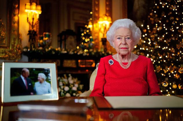 . 24 12 2021. Windsor, United Kingdom. Queen Elizabeth II records her annual Christmas broadcast in the White Drawing Room in Windsor Castle.  xPoolx xi-Imagesx IIM-22962-0001