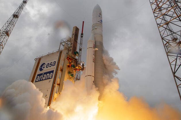 Bilder des Jahres 2021, News 12 Dezember News Themen der Woche KW51 Arianespace s Ariane 5 rocket launches with NASA s James Webb Space Telescope onboard, on Saturday, December 25, 2021, from the ELA-3 Launch Zone of Europe s Spaceport at the Guiana Space Centre in Kourou, French Guiana. The James Webb Space Telescope (sometimes called JWST or Webb) is a large infrared telescope with a 21.3 foot (6.5 meters) primary mirror. The observatory will study every phase of cosmic history from within our solar system to the most distant observable galaxies in the early universe. NASA  WAX2021122605 BILLxINGALLS