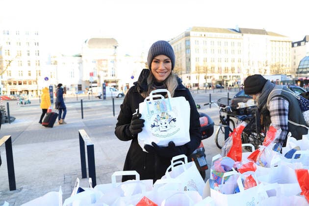 Entertainment Themen der Woche KW51 Entertainment Bilder des Tages Hamburg der 26.12.2021 - Weihnachts-Special mit Yasmina Filali - am Hamburger Hauptbahnhof verteilt die Schauspielerin Yasmina Filali, gemeinsam mit anderen Helferinnen und Helfern der Initiative Hilfe für Hamburger Obdachlose , zahlreiche wehnachtliche Taschen mit Süßigkeiten, warmen Unterhosen und sogar Bargeld. Dabei kaufte sie die Schokoladen Weihnachtsmänner selbst dazu. Obdachlose Menschen haben es besonders schwer in diesen Corona-Zeiten. Denken wir auch an die ärmsten Menschen unter uns, die ohnehin schon schlimm dran sind und sich nicht in eine warme Stube zurück ziehen können , so Yasmina Filali. Schauspielerin Yasmina Filali mit großem Herz - am Hamburger Hauptbahnhof unterstützt sie die Initiative Hilfe für Hamburger
