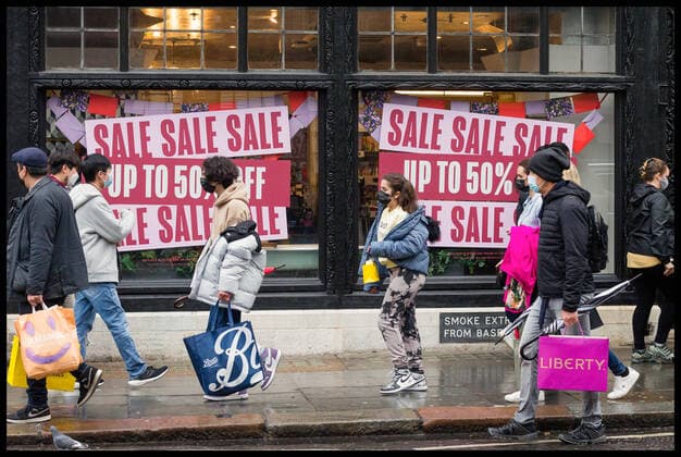 News Themen der Woche KW51 News Bilder des Tages . 26 12 2021. London, United Kingdom. Boxing Day Sales. Shoppers visit West End shops for Boxing Day sales in wet weather.  xMartynxWheatleyx xi-Imagesx IIM-22963-0020