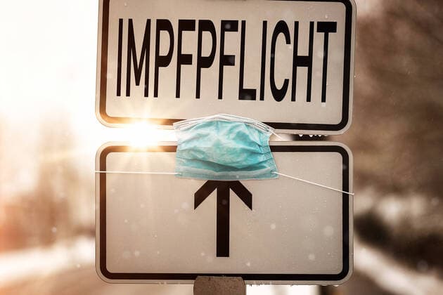 Impfpflicht, Zwangsimpfung Covid-19 Coronavirus Pflicht zur Impfung, Symbolbild für eine Allgemeine Impfpflicht xFOTOMONTAGEx