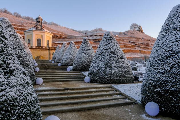 Bilder des Jahres 2021, News 12 Dezember News Themen der Woche KW51 News Bilder des Tages Die Morgensonne beleuchtet am 26.12.2021 die leicht verschneiten Weinhänge von Schloß Wackerbarth (mit dem Belvedere und dem Jacobstein) in Radebeul Sachsen. *** The morning sun illuminates the slightly snowy vineyards of Wackerbarth Castle with the Belvedere and the Jacobstein in Radebeul Saxony on 26 12 2021.
