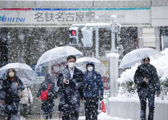 News Themen der Woche KW52 News Bilder des Tages Freezing winter in Japan People walk in the snow in front of Nagoya Station in central Japan on Dec. 27, 2021.  A14AA0001175095P