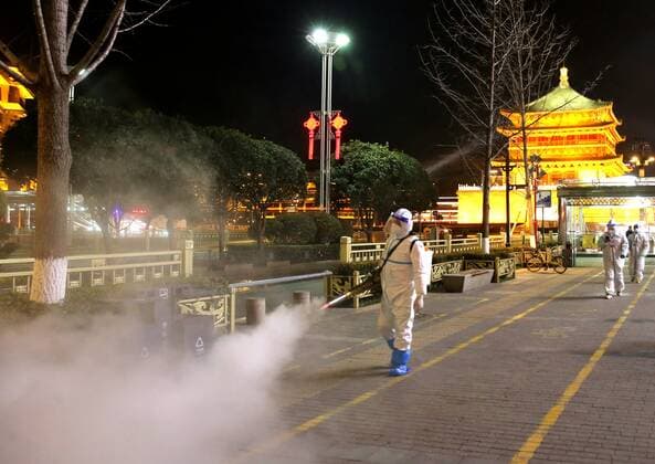 News Themen der Woche KW51 XI AN, CHINA - DECEMBER 26: Staff members in protective suits disinfect around Xi an Bell Tower on December 26, 2021 in Xi an, Shaanxi Province of China. Xi an conducted a citywide disinfection since Sunday night to prevent the COVID-19 spread.  Copyright: xVCGx CFP111363040250