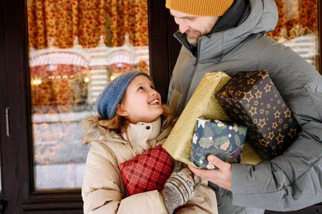 Father and daughter holding Christmas presents in front of store model released, EYAF01815