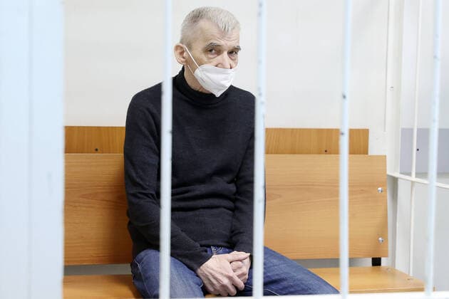 News Themen der Woche KW52 News Bilder des Tages PETROZAVODSK, RUSSIA - DECEMBER 27, 2021: Yuri Dmitriyev, Karelian branch manager of the Memorial Human Rights Centre (declared a foreign agent in Russia), charged with producing child pornography and abusing his foster daughter, receives his sentence during a hearing at the Petrozavodsk City Court. Peter Kovalev TASS  TS11D7F1