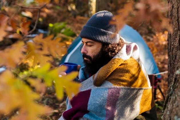 IMAGO Creative, Jahreszeit Herbst auf dem Land Bearded man drinking coffee in mug at autumn forest model released, MRRF01743